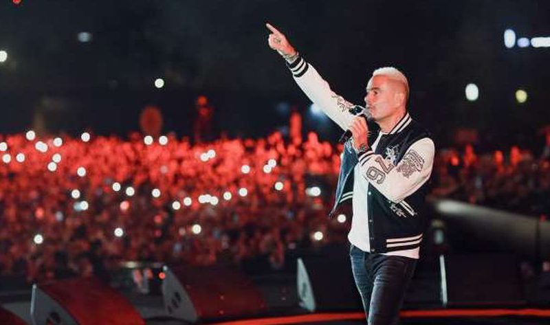 سبب غريب.. لماذا ضرب يحيى الموجي الفنان عمرو دياب على المسرح؟ – فن