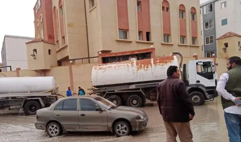 فرق «طوارئ مطروح» تستجيب لنداءات الأهالي وتزيل تراكمات مياه الأمطار  – المحافظات