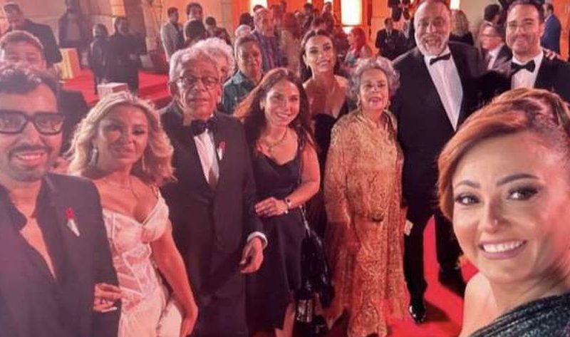 رزان مغربي تهنئ يسري نصرالله بتكريمه في مهرجان القاهرة السينمائي – فن