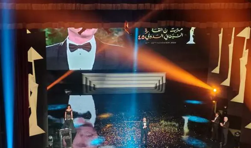 احمد عز يخرج من باطن مسرح الأوبرا خلال تكريمه بمهرجان القاهرة السينمائي – منوعات