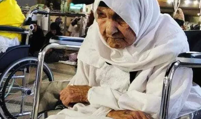 حلم العمر تحقق.. حكمت أبو سالم أكبر معمرة في المنوفية تؤدي العمرة – المحافظات