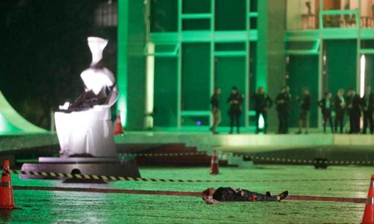 فیدیوهات ؛ مقتل شخص يحمل متفجرات خلال محاولته دخول المحكمة العليا في البرازيل