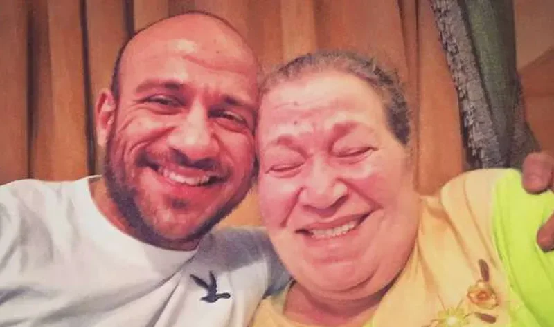 الرسالة الأخيرة من أحمد مكي لوالدته قبل وفاتها.. «مهما کبرت هبوس رجلك» – فن