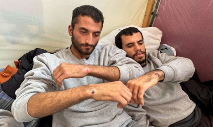 بالفیدیو ؛ سلطات الاحتلال تفرج عن 20 فلسطينيا اعتقلتهم من قطاع غزة