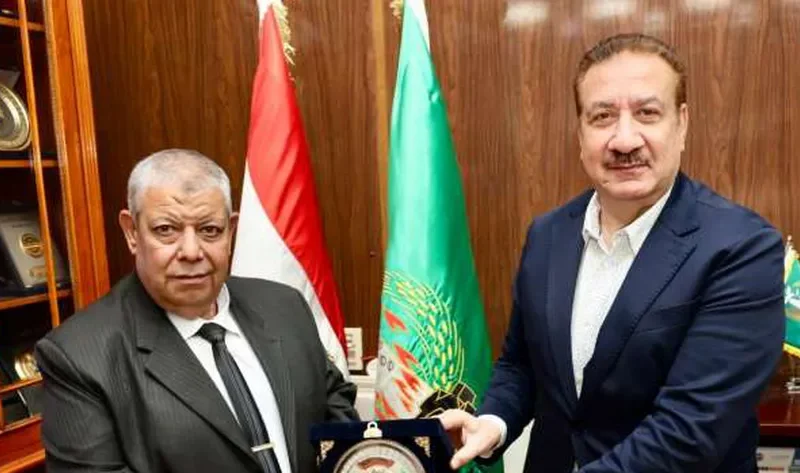 محافظ المنوفية يكرم الأب القدوة بمكافأة مالية وشهادة تقدير – المحافظات