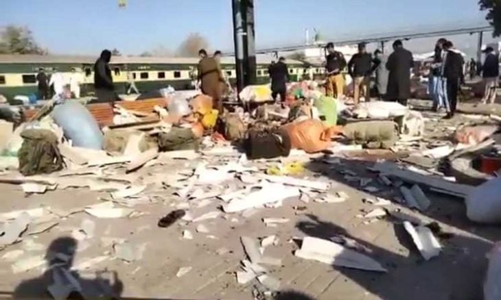بالفیدیو ؛ 17 قتيلا جراء انفجار في محطة قطارات رئيسية في باكستان