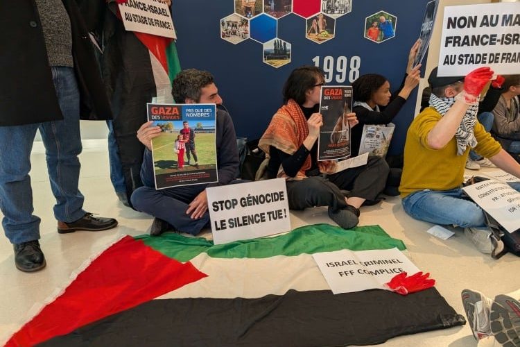 حدیث الصور ؛ اقتحام مقر الاتحاد الفرنسي لكرة القدم للمطالبة بإلغاء مباراة فرنسا وإسرائيل