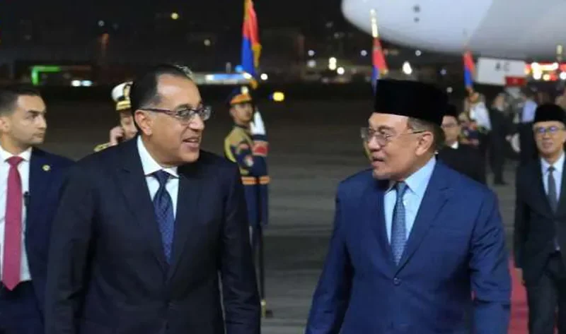 مصطفى مدبولي يستقبل رئيس وزراء ماليزيا بمطار القاهرة الدولي – أخبار مصر