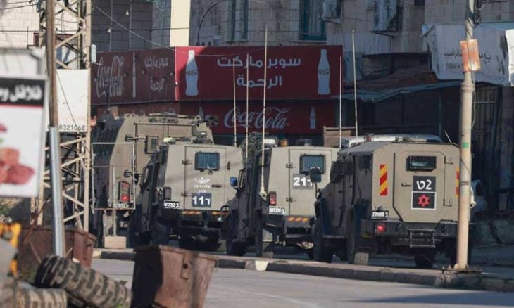 بالفیدیو ؛ الضفة.. جيش الاحتلال يقصف منزلا محاصرا ببلدة عقابا في طوباس
