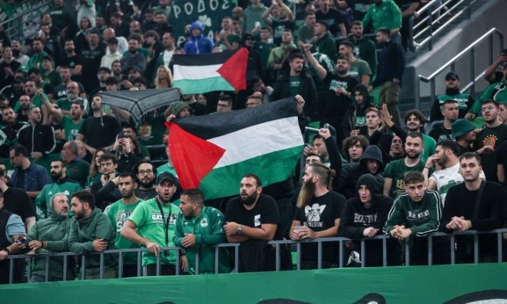 بالصور ؛ فلسطين حاضرة في مباراة باناثنايكوس اليوناني ومكابي الإسرائيلي