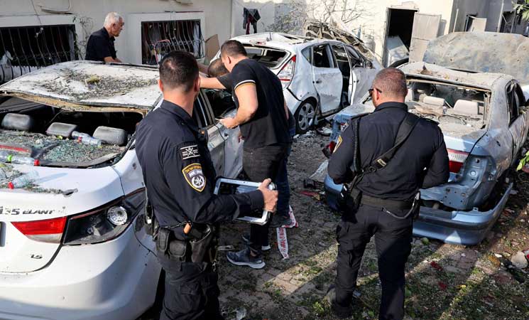 بالفیدیو و الصور ؛ إصابة 19 شخصا إثر سقوط صاروخ على مبنى وسط إسرائيل
