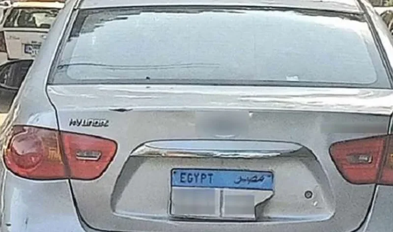 كشف ملابسات مقطع فيديو يظهر خلاله سيارة مطموس لوحاتها الخلفية بالقاهرة – حوادث