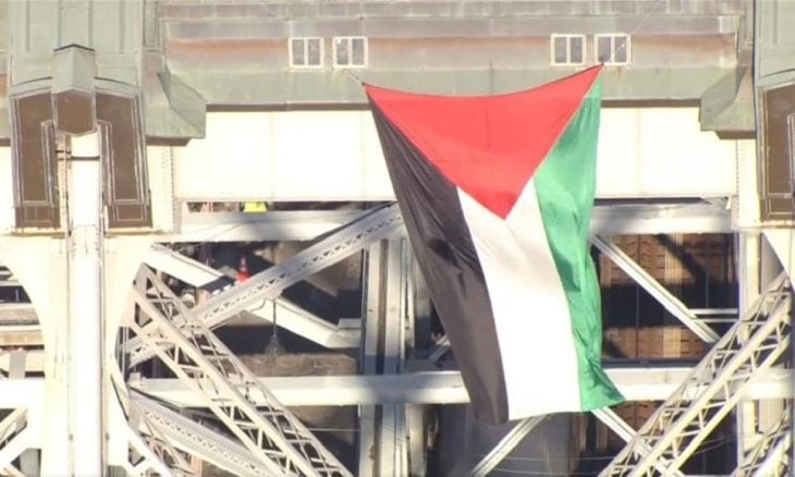بالفیدیو ؛ متسلق حر أسترالي يرفع العلم الفلسطيني على جسر ويليامزبرغ في نيويورك