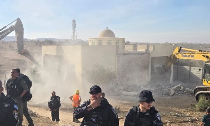 بالفیدیو و الصور ؛ إسرائيل تهدم قرية ومسجد أم الحيران ضمن مسلسل تهويد النقب.. والأهالي يتنادون للبقاء على خرائبها