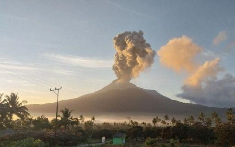 إندونيسيا.. بركان “لاكي-لاكي” الثائر يودي بحياة 9 أشخاص على الأقل