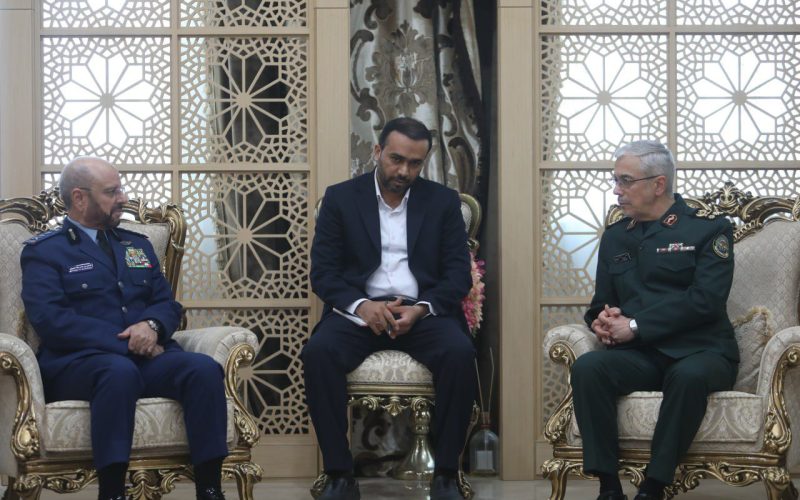 تسنيم: رئيس هيئة أركان القوات المسلحة السعودية يلتقي نظيره الإيراني في طهران