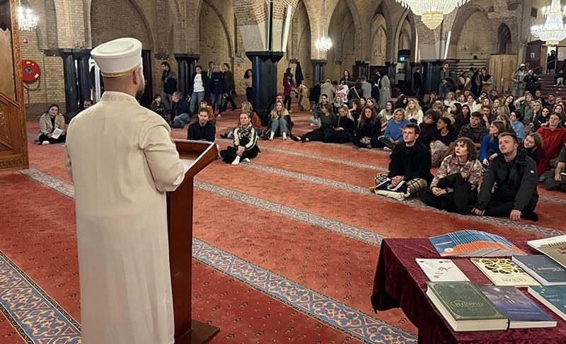 مسجد الفاتح في هولندا يفتح أبوابه لأكثر من ألفي زائر غير مسلم