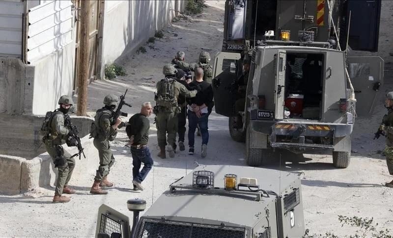 الجيش الإسرائيلي يعتقل أكثر من 11 ألفا و800 فلسطينيا من الضّفة الغربية