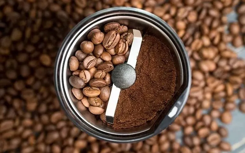 دراسة حديثة تكشف عن علاقة غير متوقعة بين القهوة وصحة الأمعاء