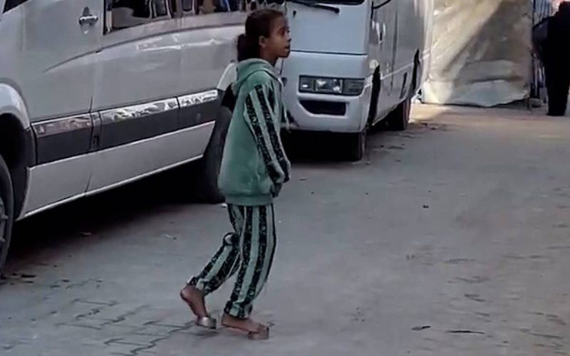 طفلة فلسطينية تتحدى “قسوة الحرب” بحذاء من “علب التونة”