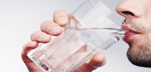ما كمية الماء التي يجب أن يشربها الشخص في اليوم؟