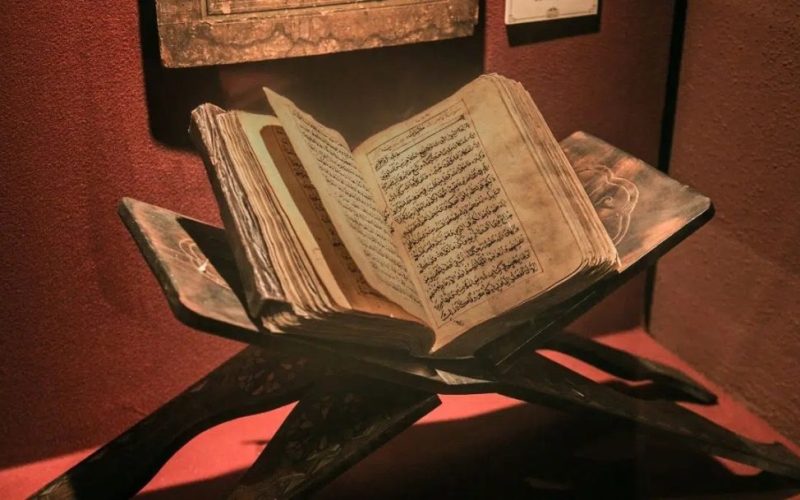 جامعة وارث الأنبياء تطلق مشروع “كلمات من النور” لكتابة المصحف الشريف بخط اليد
