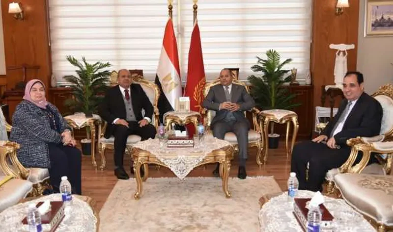 محافظ بورسعيد يبحث مع رئيس كهرباء القناة تطوير الخدمة للمواطنين – المحافظات