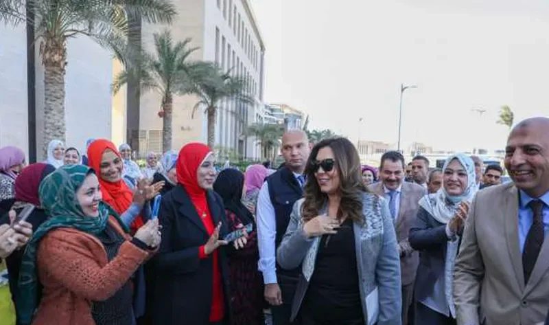العاملون بـ«التنمية المحلية» يهنئون منال عوض بحصولها على جائزة التميز الحكومي – أخبار مصر
