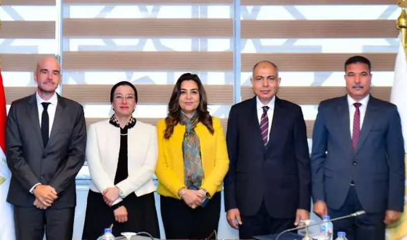 «البيئة» و«التنمية المحلية» يشهدان توقيع عقد تشغيل مصنع معالجة المخلفات بملوي – أخبار مصر