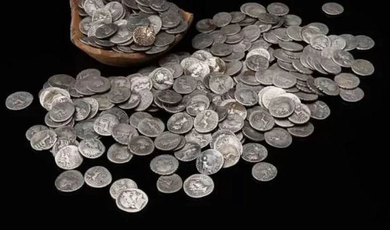 عمال بناء يعثرون على كنز ضخم من الفضة في بريطانيا.. بكم يقدر؟ – منوعات