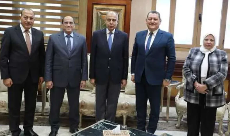 محافظ المنيا: 100 مليون جنيه استثمارات لتطوير مشروعات الإنتاج الداجني – المحافظات
