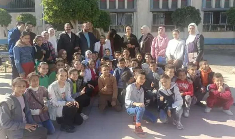 طلاب العجمي بالإسكندرية يشاركون في تنظيف وتشجير مدارسهم (فيديو) – المحافظات