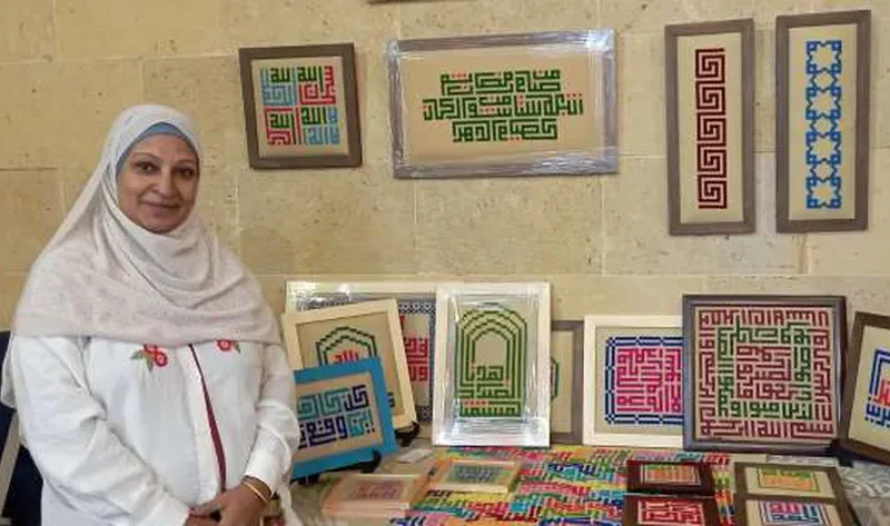 تطريز الخط الكوفي وسيلة «سعاد» لإحياء التراث الإسلامي.. 20 عاما في «مسك الإبرة» – منوعات