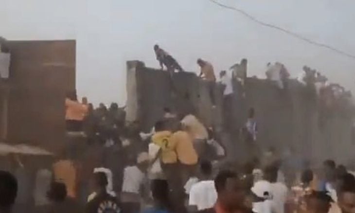 بالفیدیو ؛ كارثة كروية.. مقتل العشرات بينهم أطفال خلال اشتباكات بمباراة في غينيا