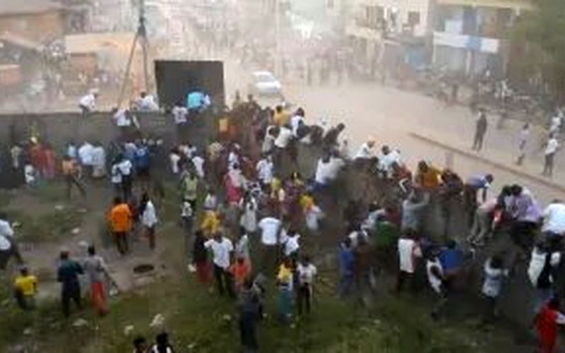مقتل وإصابة أکثر من 100 شخص عقب صدام بين مشجعي کرة القدم في غينيا